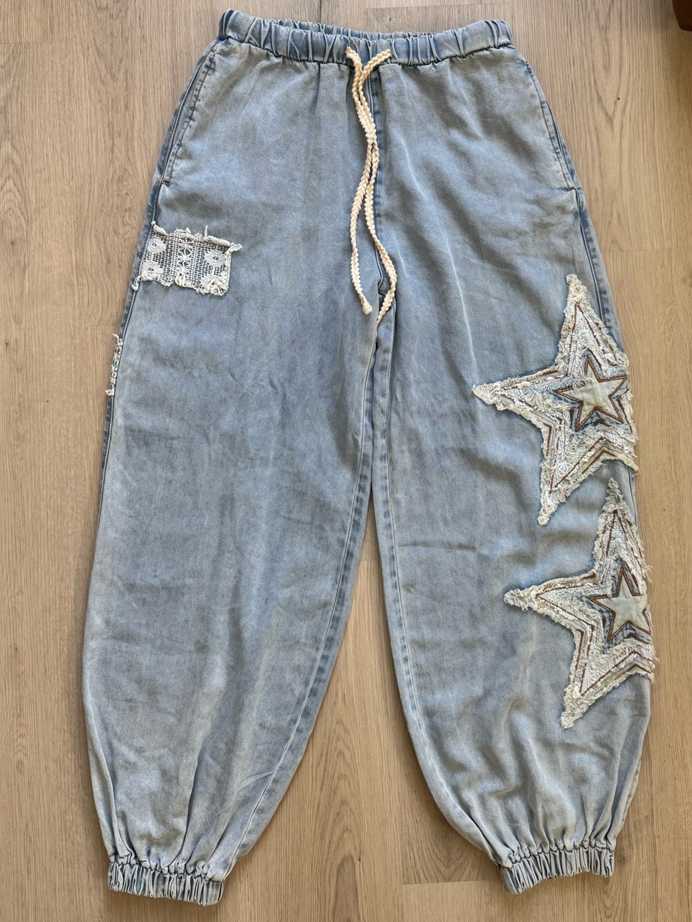 POL Wishing Star Light Wash Denim Joggers with Star Appliqués Soft Cotton Size M - Picture 1 of 8